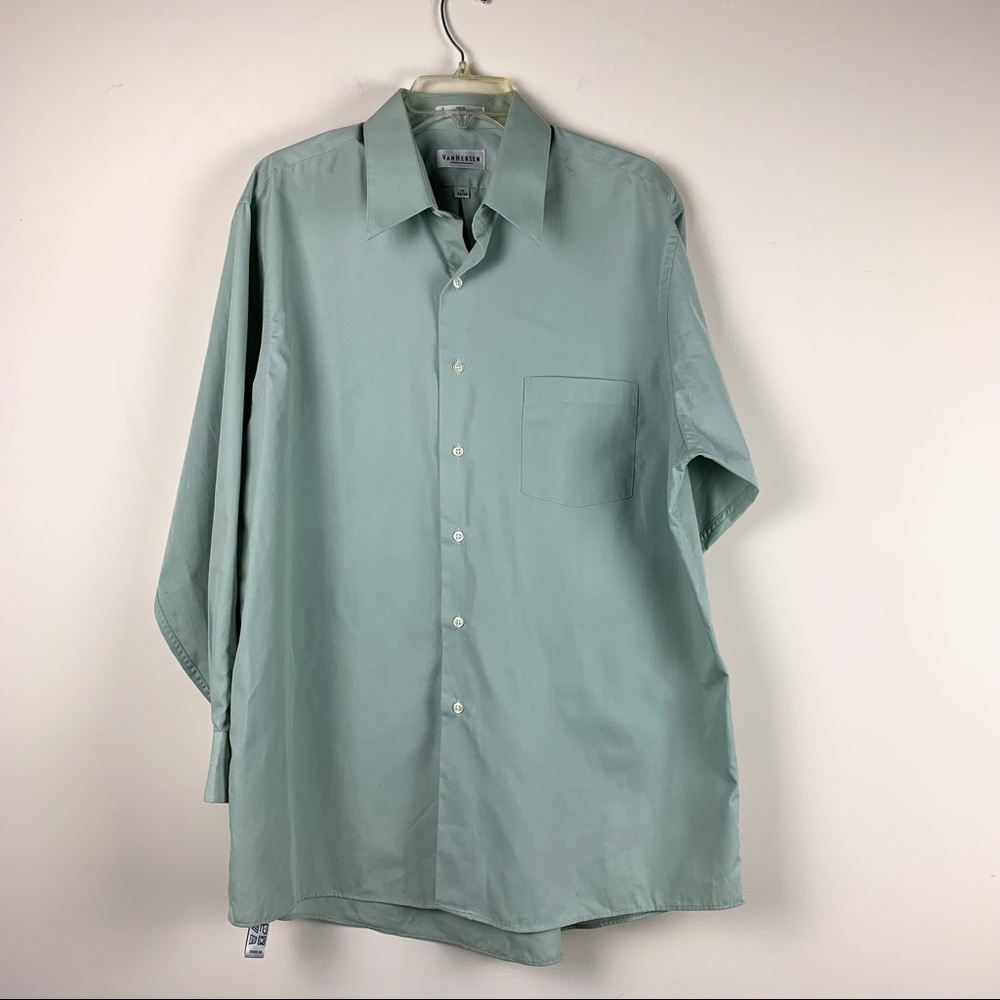 Men’s Van Heusen long sleeve button up shirt. Light green. Size: neck 17   32/33